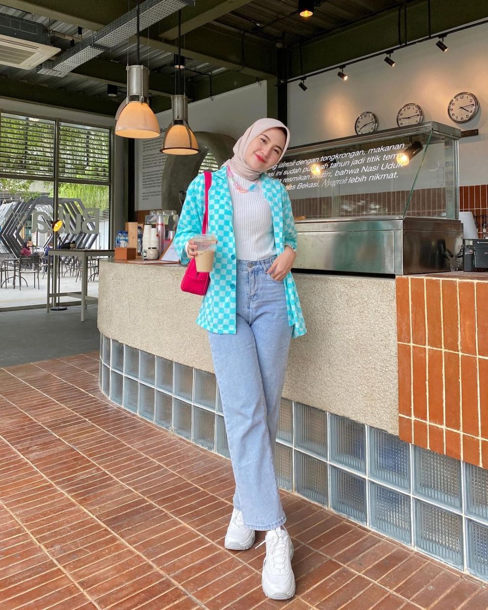 9 Ide Mix and Match Celana Jeans ala Intan Ghazella, Stylish Abis!