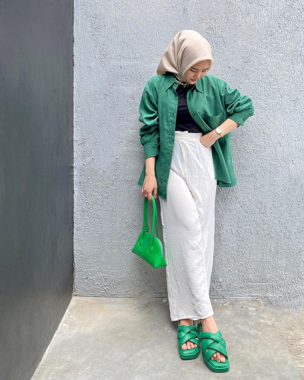 10 Ide OOTD Hijab Ngabuburit Warna Hijau, Kece Banget Disontek!