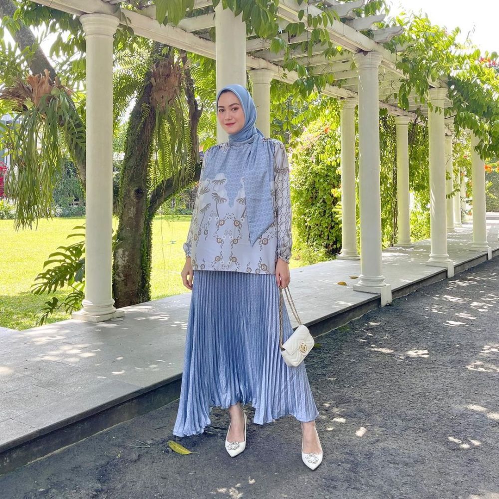 10 Outfit Hijab Modern ala Kairissta Chaniago, Gayanya Beragam!