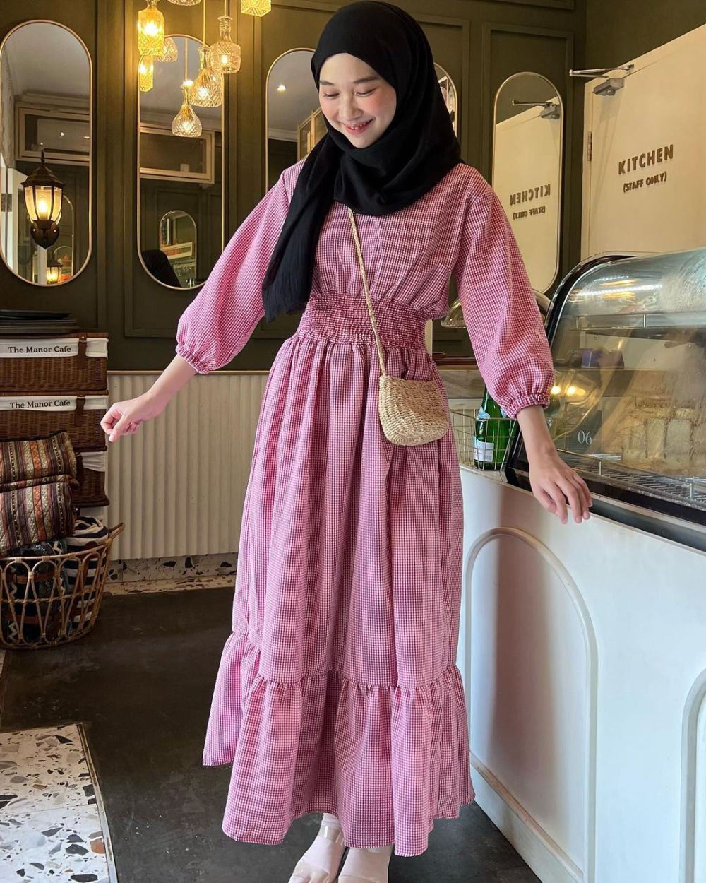 Korean Hijab Style dengan Dress ala Astri Ratnasari