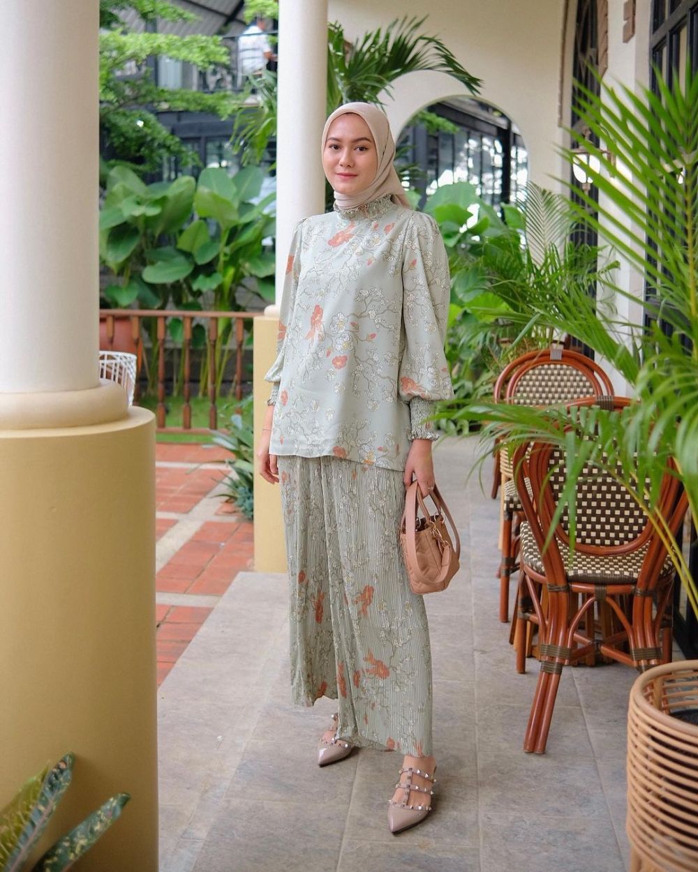 10 Outfit Hijab Modern ala Kairissta Chaniago, Gayanya Beragam!