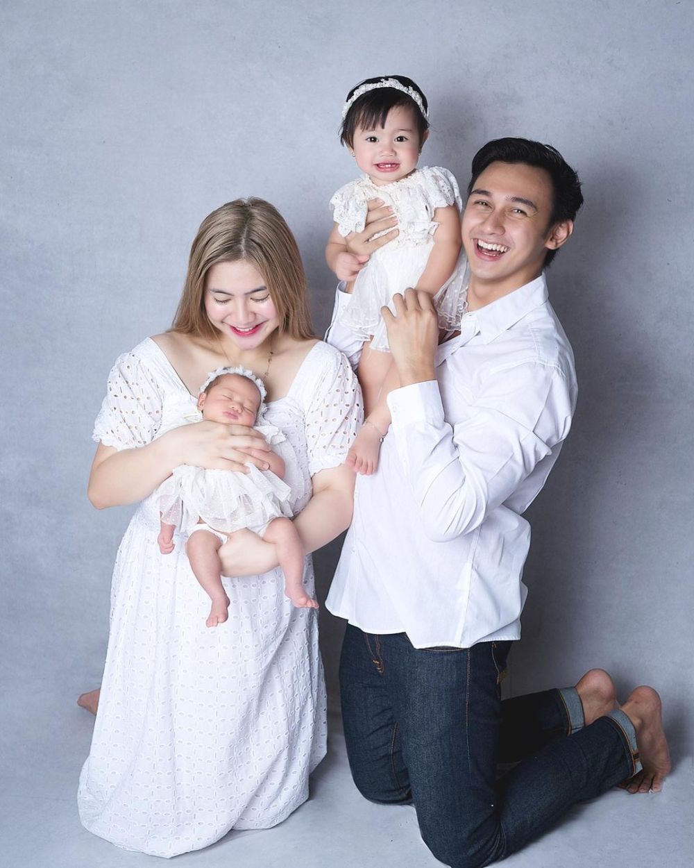 9 Pasangan Artis Punya 2 Anak Balita, Family Goals!