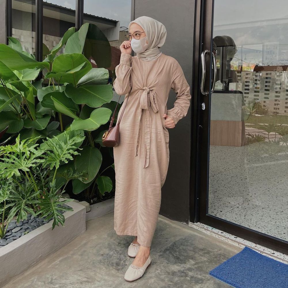 9 Inspirasi OOTD Hijab Kondangan Ala Darma Putri, Effortless