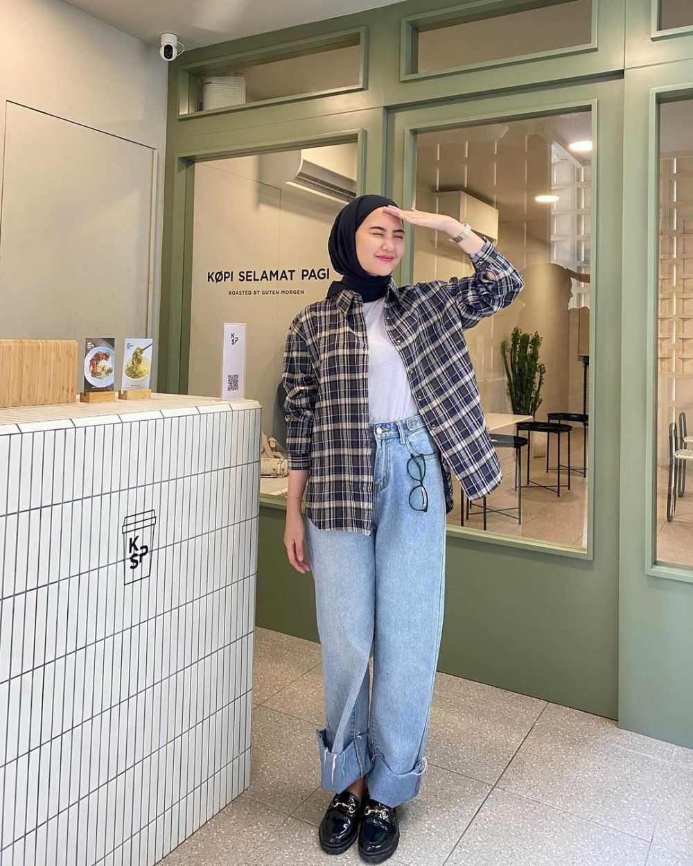 9 Ide Mix and Match Celana Jeans ala Intan Ghazella, Stylish Abis!