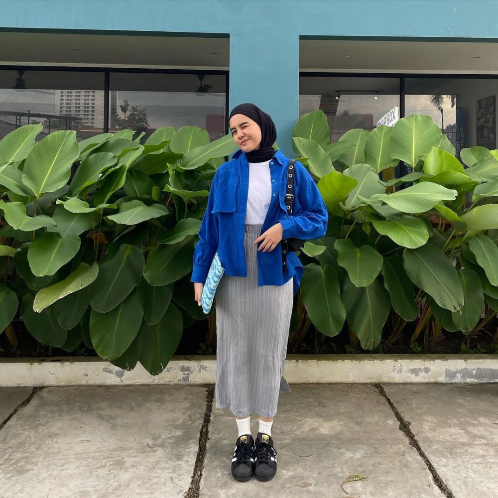 9 Inspirasi OOTD Hijab Cewek Kue ala Viaa Zulviani, Catchy!