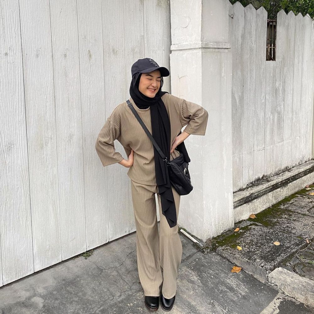 11 Ide Comfy Outfit Hijab untuk Ngabuburit ala Jihan Rifa, Modis!