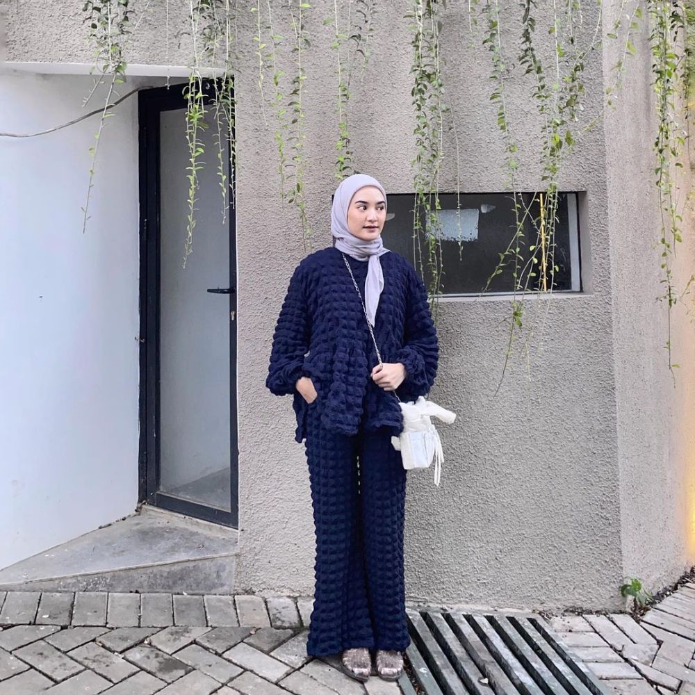 11 Ide Comfy Outfit Hijab untuk Ngabuburit ala Jihan Rifa, Modis!