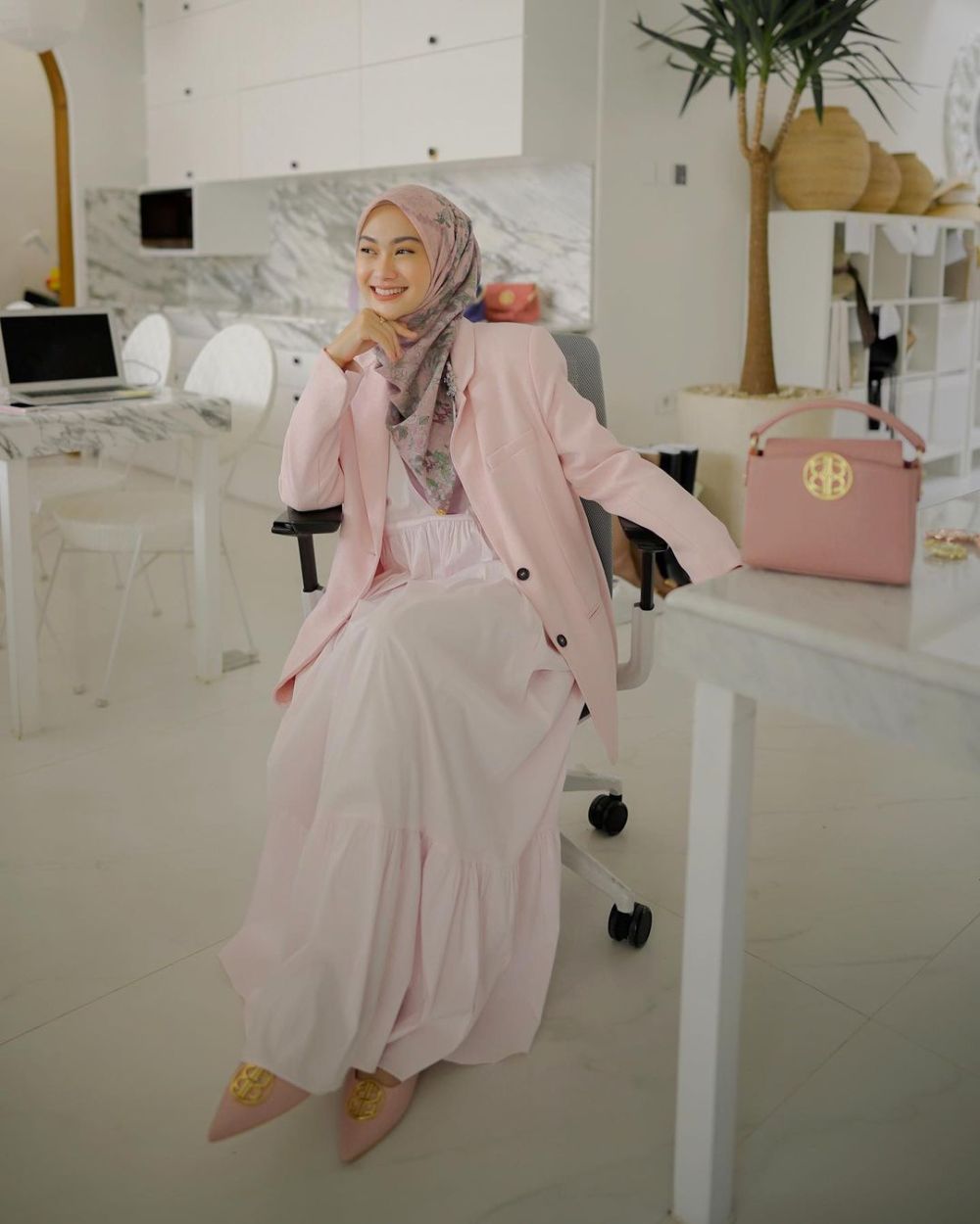 10 Referensi Dress Hijab ala Indah Nada Puspita, Cocok Berbagai Acara