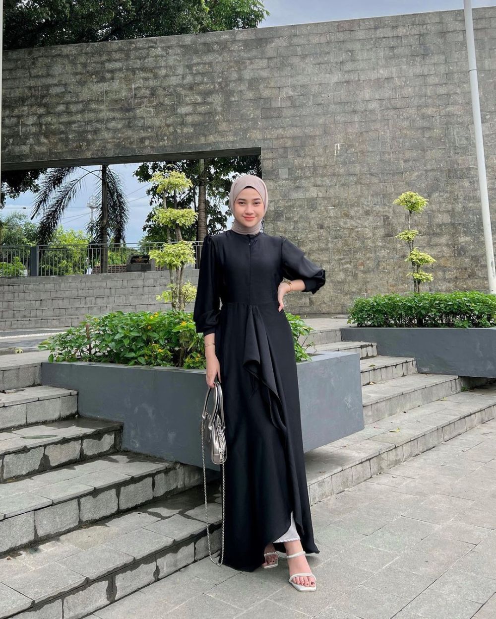 9 Inspirasi Dress Kondangan ala Kirana Salsabila, Curi Atensi