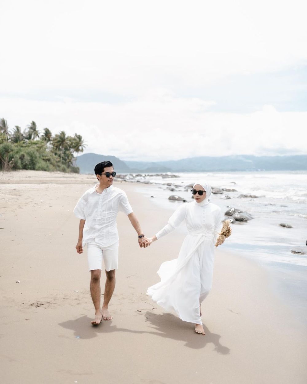 9 Ide Outfit Couple untuk Photoshoot, Casual hingga Batik