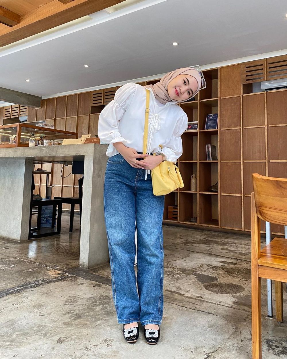 9 Ide Mix and Match Celana Jeans ala Intan Ghazella, Stylish Abis!