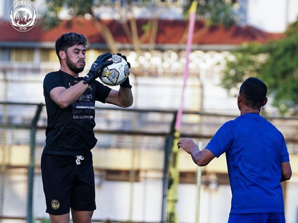 Menakar Peluang Teguh Amiruddin Jadi Kiper Utama Arema FC