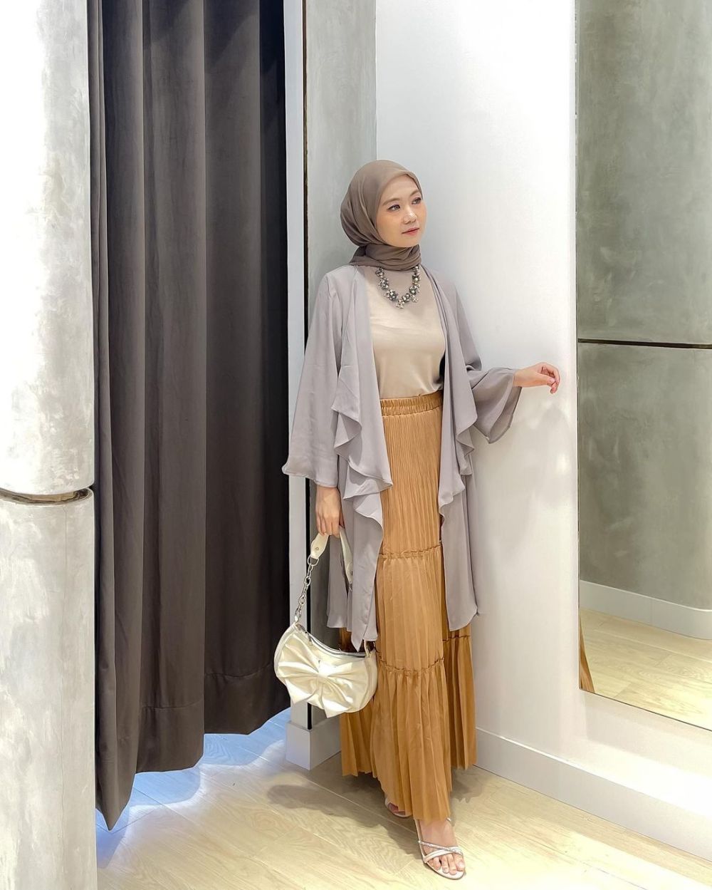 10 Styling Iftar Outfit Nuansa Warna Netral, Minimalis nan Trendi!