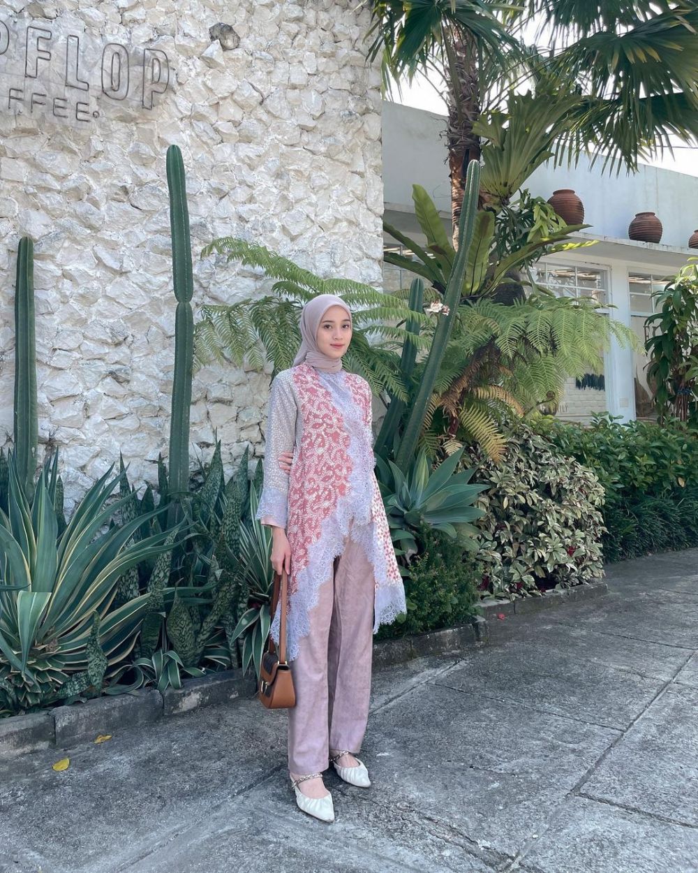 10 OOTD Hijab Lebaran Nuansa Pink Pastel, Feminim dan Girly!