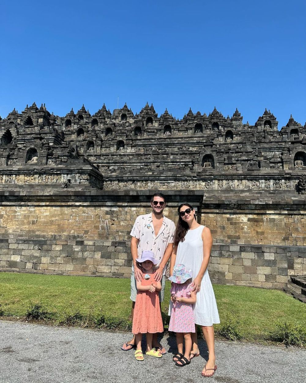 Keluarga Marissa Nasution Liburan Ke Candi Borobudur