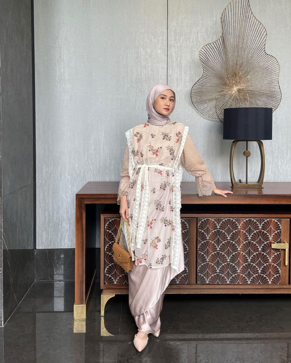 9 Ide Outfit Hijab Earth Tone untuk Lebaran, Cetar Abis!