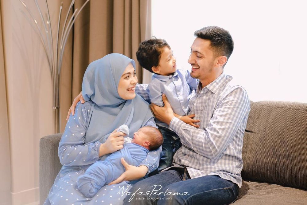 9 Pasangan Artis Punya 2 Anak Balita, Family Goals!