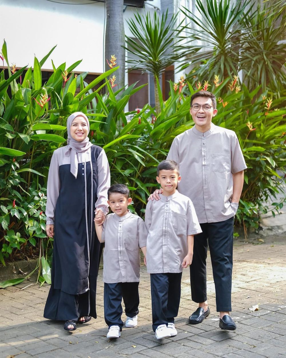 10 Inspirasi Busana Muslim Keluarga saat Lebaran dengan Dua Anak Cowok
