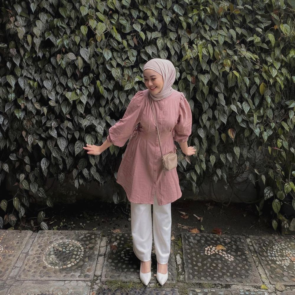10 OOTD Kondangan Hijab Ala Deta Berliana, Elegan nan Menawan