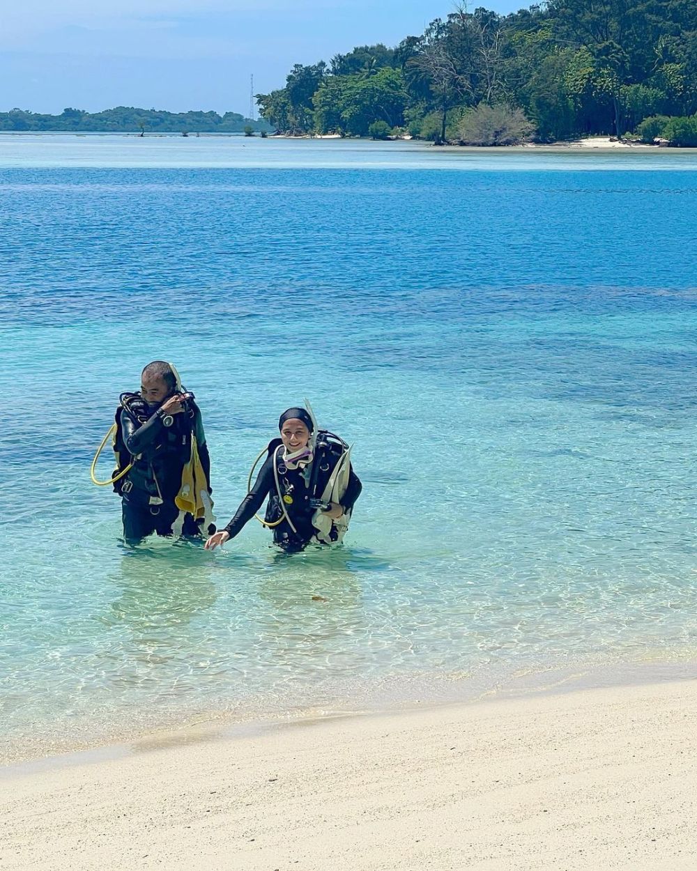 Momen Prilly Latuconsina Saat Diving, Strong Angkat Tabung