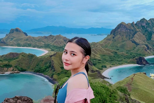 9 Potret Seru Liburan Prilly Latuconsina di Alam, Ada Reza Rahardian!