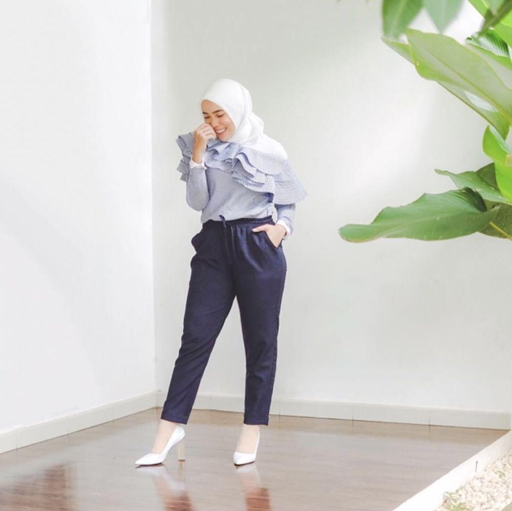 9 OOTD Hijab ala Artis Fitri Tropica, Outfit Kantor hingga Hangout!