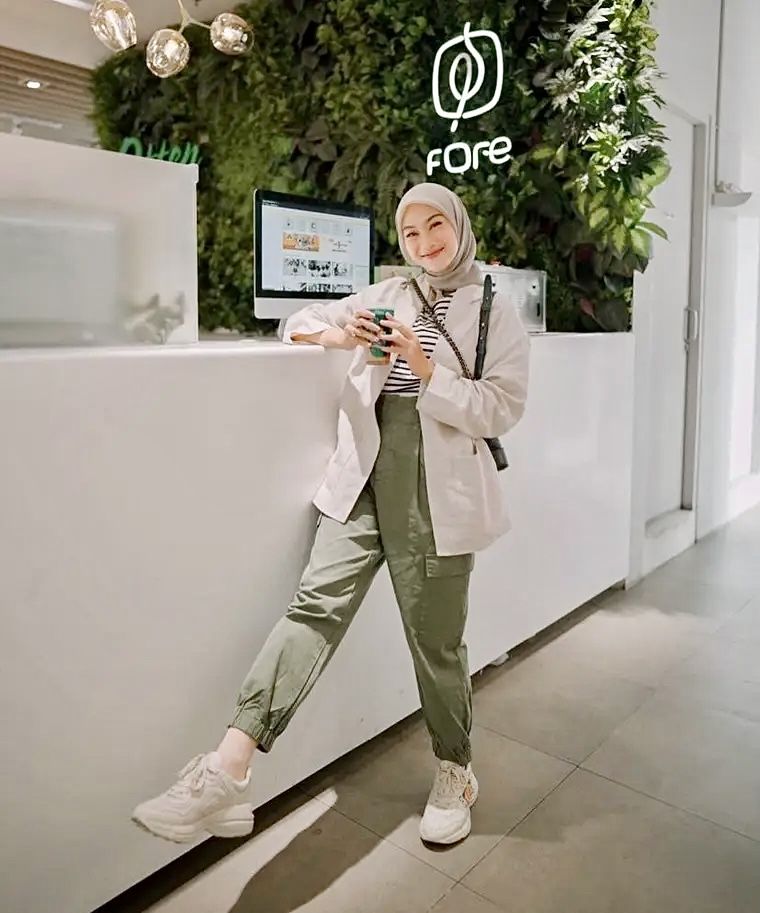 9 Inspirasi Outfit Hijab Pakai Jogger Pants, Chic dan Stylish!