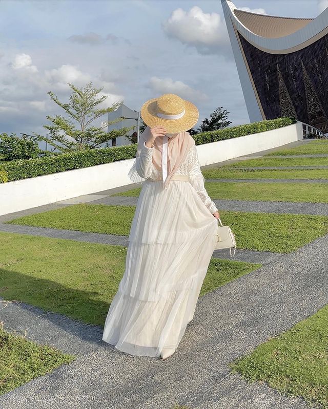 9 Inspirasi Dress Lebaran Syar’i Nuansa Putih ala Windy Erlisa, Elegan