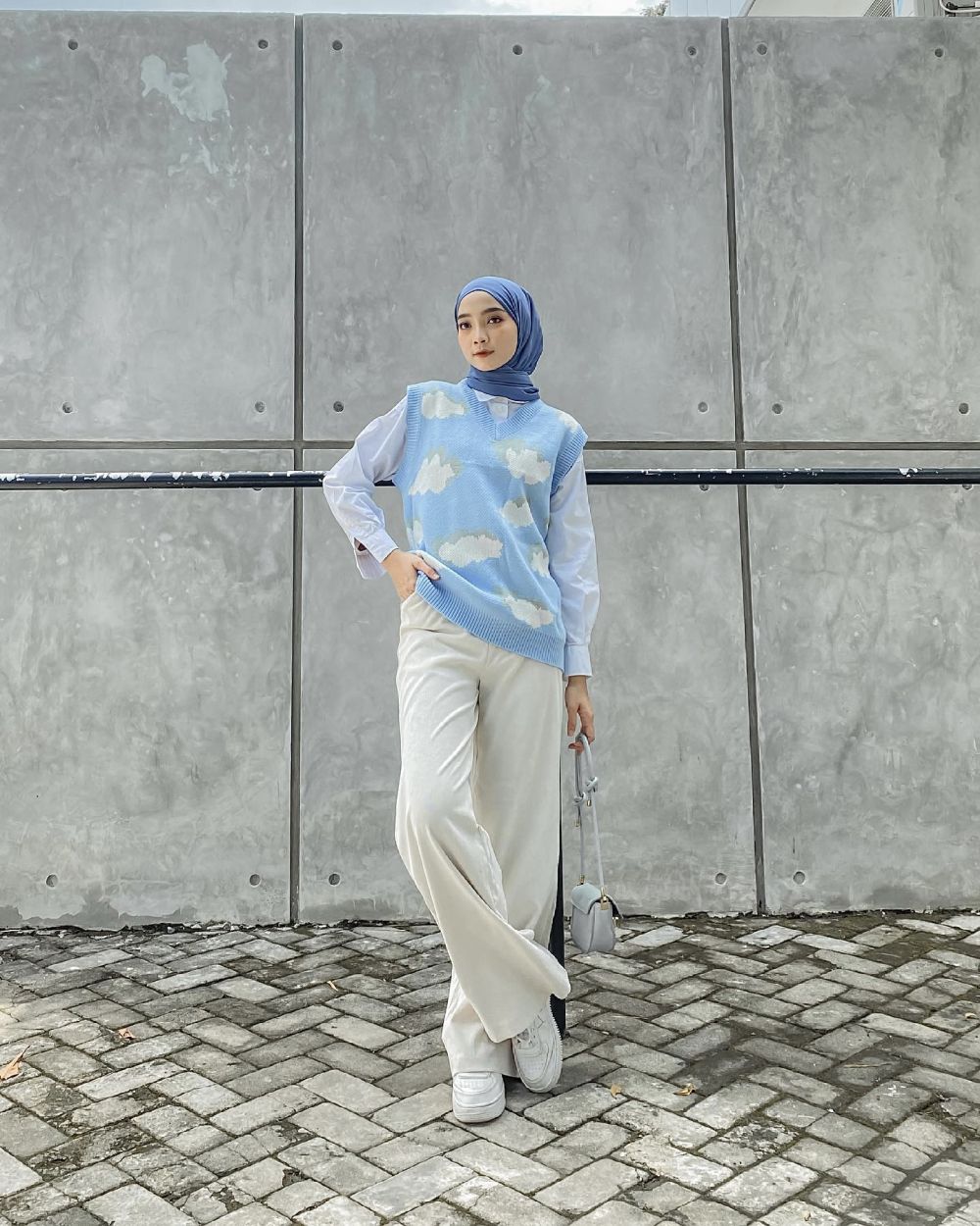 7 Ide Outfit Buka Bersama Pakai Vest ala Hijabers yang Chic dan Trendy