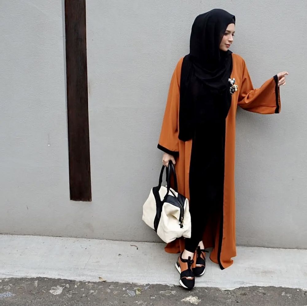 7 Ide Outfit Long Outer dan Hijab untuk Buka Bersama, Tampil Stylish!