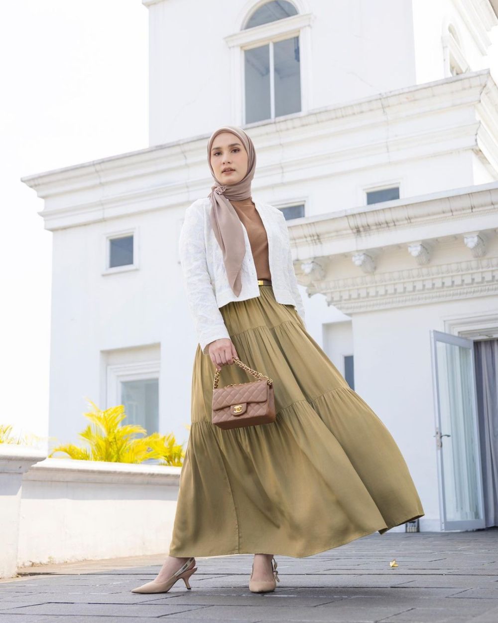 10 Ide OOTD Hijab Dengan Skirt Selebgram Dwi Handayani, Chic