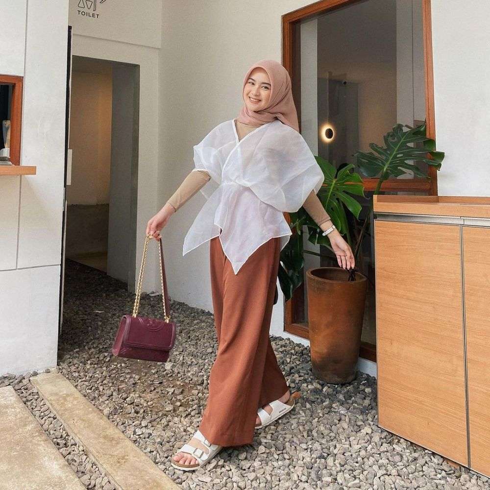 10 Ide OOTD Hijab Ala Alifhia Fitri, Stylish Buat Hangout!