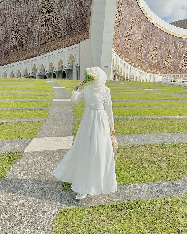9 Inspirasi Dress Lebaran Syar’i Nuansa Putih ala Windy Erlisa, Elegan