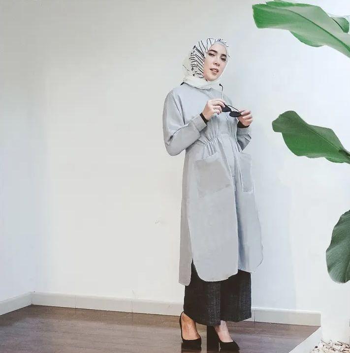 9 OOTD Hijab ala Artis Fitri Tropica, Outfit Kantor hingga Hangout!