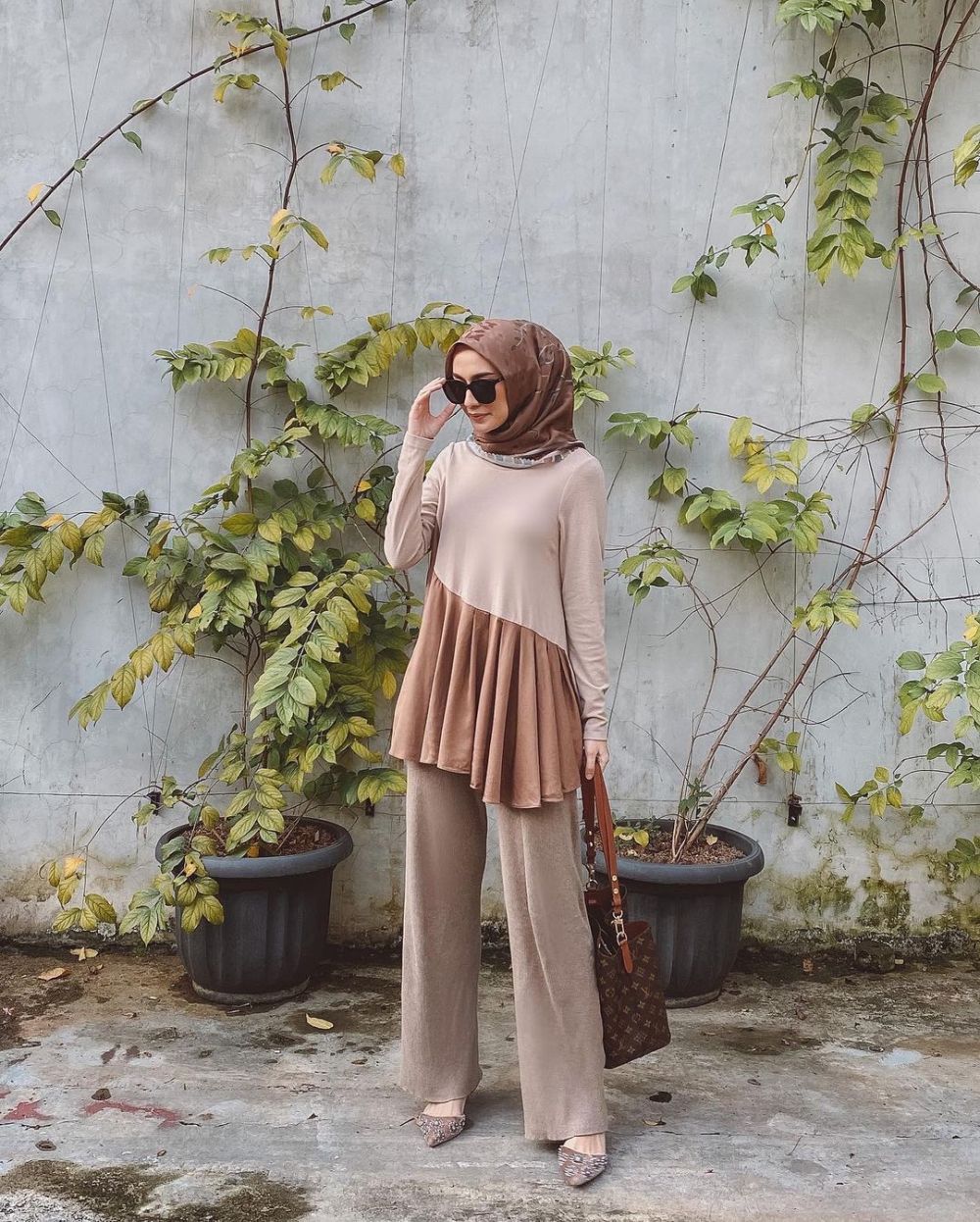 10 Ide Outfit Cewek Bumi Ala Mega Iskanti