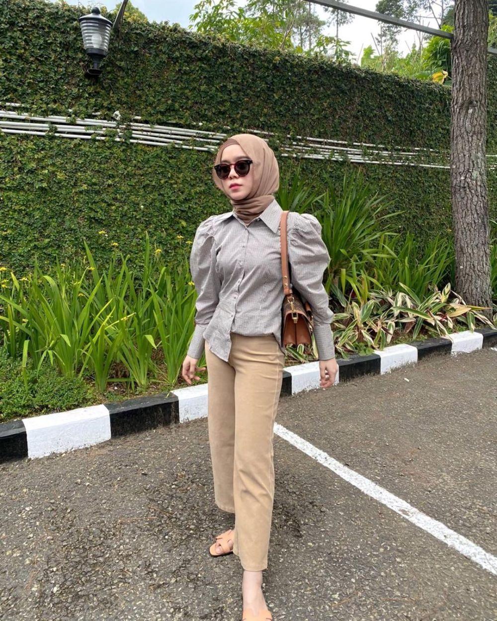 9 Outfit Nuansa Earth Tone ala Lesti Kejora, Tampil Simpel dan Kalem! 