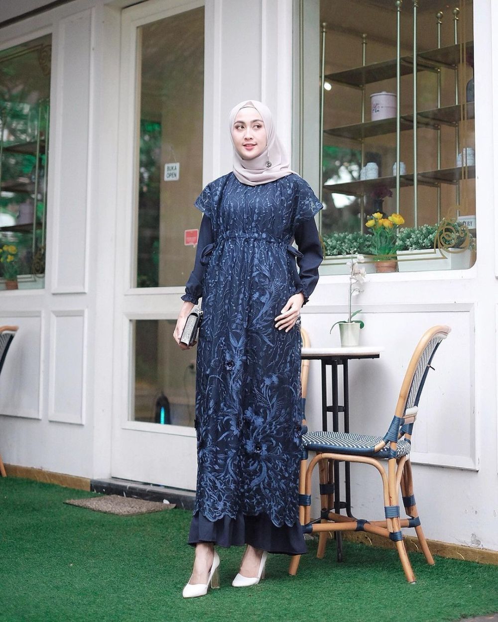 11 Inspirasi Dress Lebaran Bernuansa Navy ala Selebgram, Stunning!