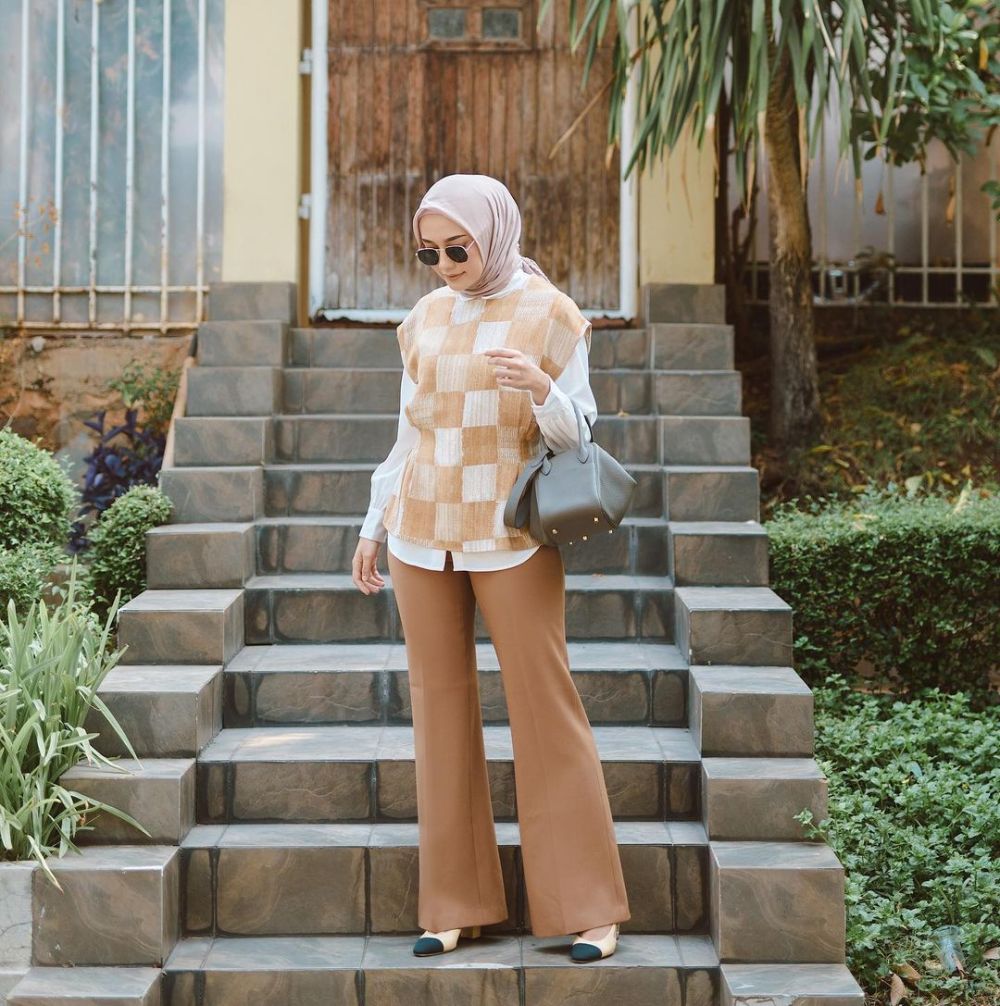 10 Ide Outfit Cewek Bumi Ala Mega Iskanti