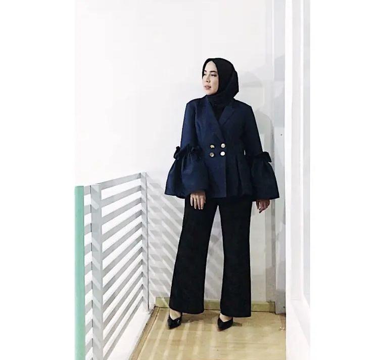 9 OOTD Hijab ala Artis Fitri Tropica, Outfit Kantor hingga Hangout!