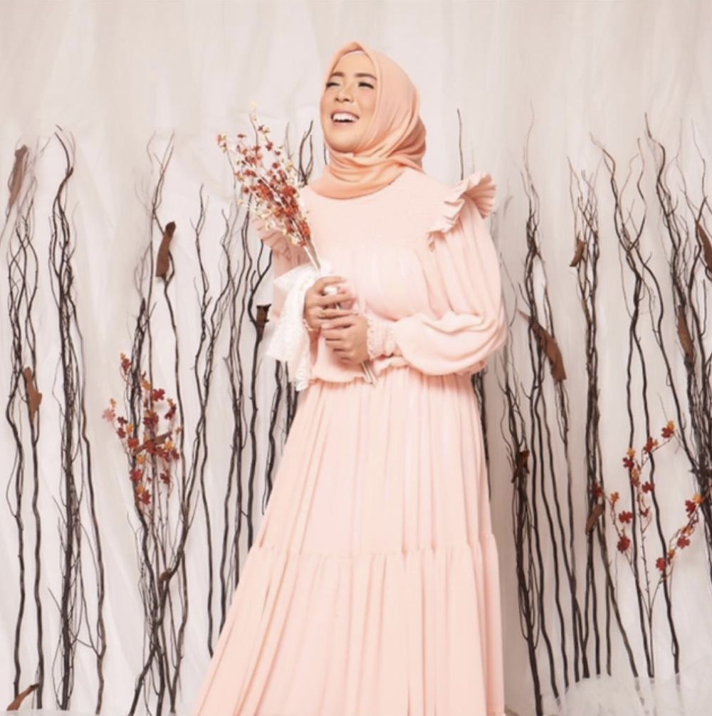 9 OOTD Hijab ala Artis Fitri Tropica, Outfit Kantor hingga Hangout!