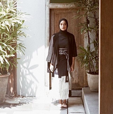 9 Ide OOTD Hijab Minimalis ala Ayudia Bing Slamet yang Stylish