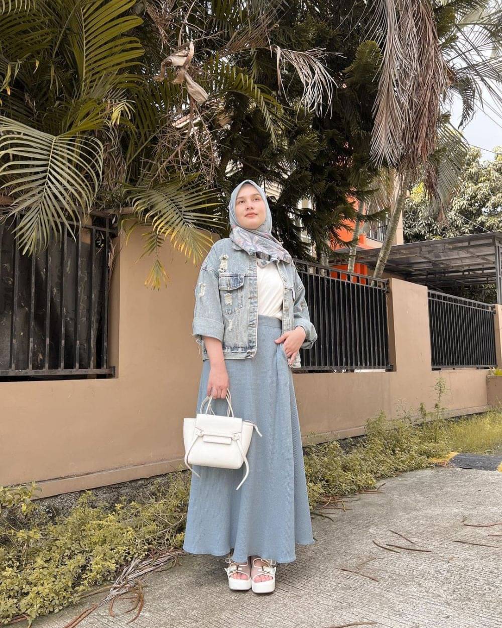 10 Ide OOTD Hijab Dengan Skirt Selebgram Dwi Handayani, Chic