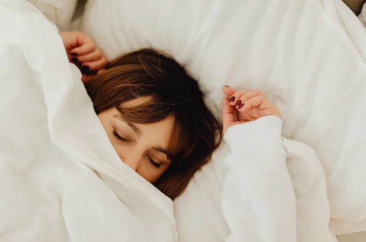 10 Tips Melindungi Rambut saat Tidur, Mudah dan Bikin Sehat