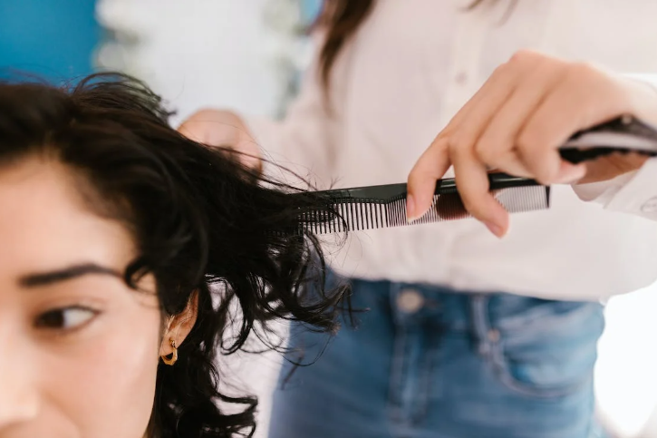 9 Tips Meluruskan Rambut Keriting dengan Benar Tanpa Merusak 