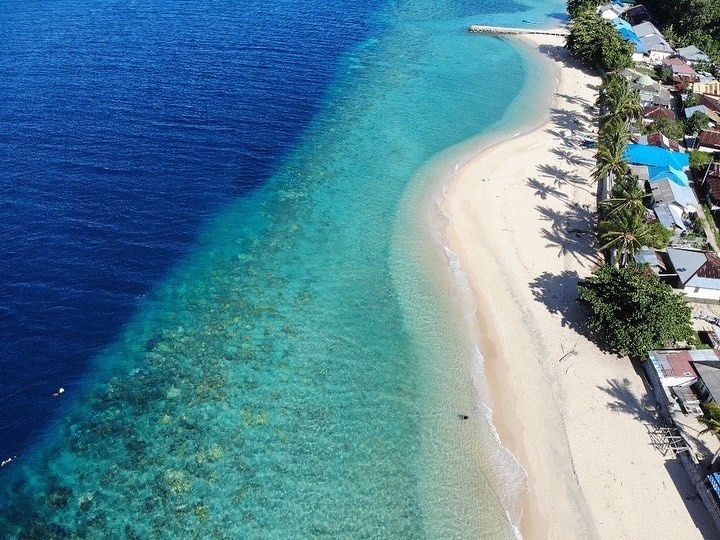 10-potret-pulau-hatta-di-banda-neira-cocok-buat-ide-healing