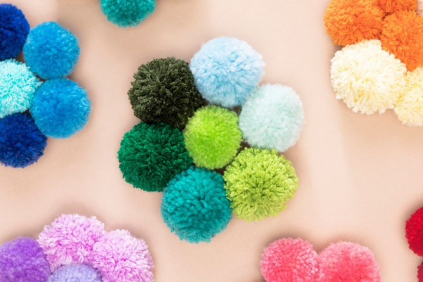 5 Cara Bikin DIY Pom-pom dengan Memanfaatkan Kaki Meja