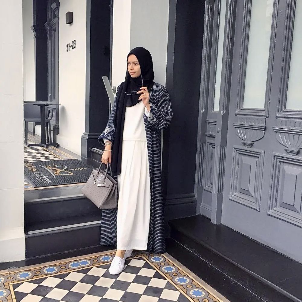 9 Inspirasi Outfit Bukber Hijab Pakai Long Outer, Stylish dan Modis!