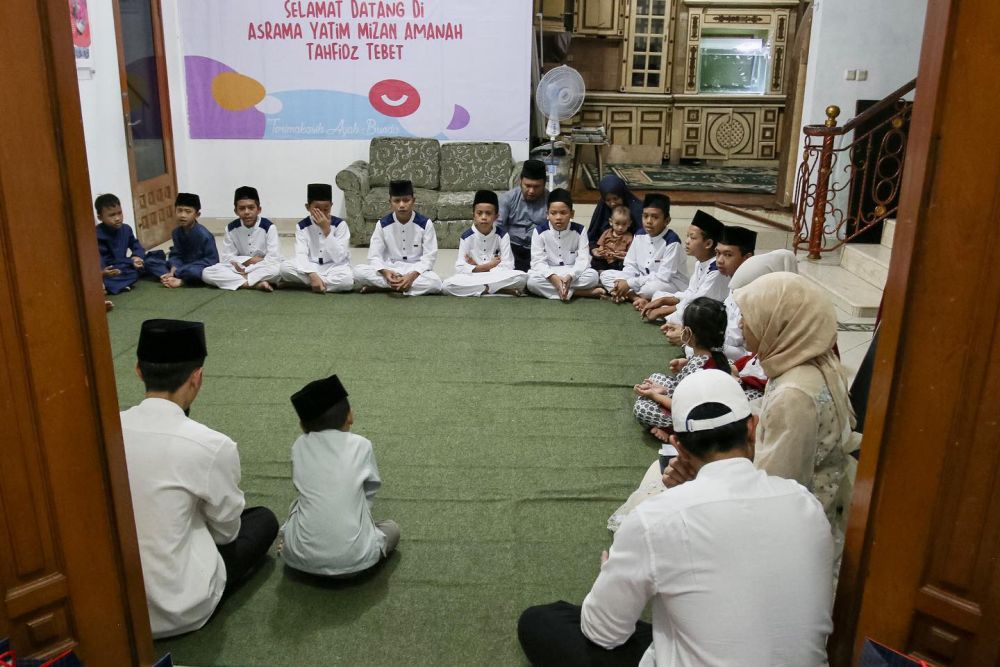 9 Momen Erina Gudono Bukber Bareng Anak Yatim