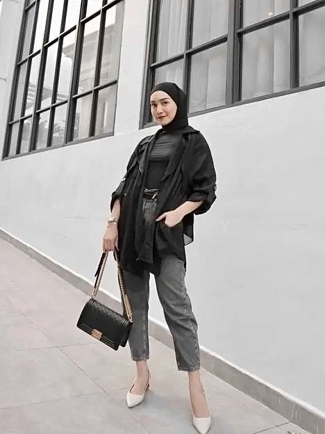 9 Ide Outfit Hijab Hangout Bareng Bestie ala Artis Tanah Air, Stunning