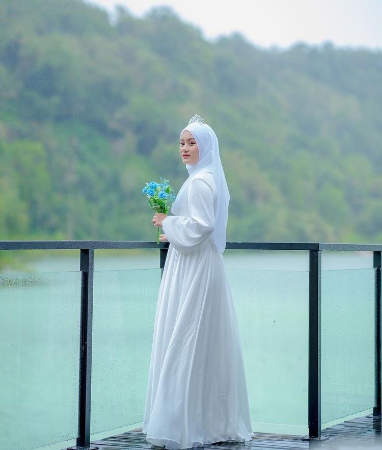 Anggun, Ini 9 Rekomendasi OOTD Dress ala Dinda Hauw untuk Lebaran